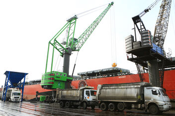 SENNEBOGEN 9300 powerful and innovative port crane Loading and unloading