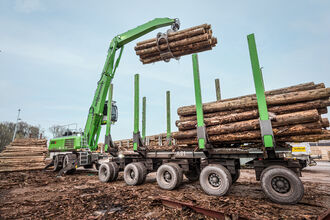 SENNEBOGEN 835 Holz-Umschlagbagger mit Anhänger zieht 80 t Rundholz im Sägewerk Schwaiger
