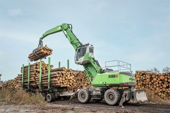 SENNEBOGEN 835 Holz-Umschlagbagger Umschlagmaschine mit Anhänger zieht 80 t Rundholz im Sägewerk Schwaiger und entlädt Waggons
