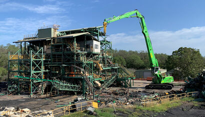 SENNEBOGEN 870 E Demolition crawler excavator demolishing old industrial plant