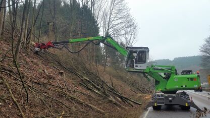 SENNEBOGEN 718 E Mobile material handler for fuel timber harvesting and embankment maintenance