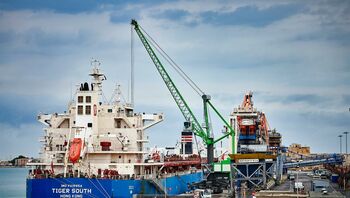 Hafenkran Mobilkran Kran SENNEBOGEN 9300 E Hafenumschlag Materialumschlag Schiffsentladung bulk cargo