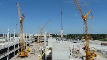 SENNEBOGEN 4400 E Crawler crane Lattice boom crane Construction site