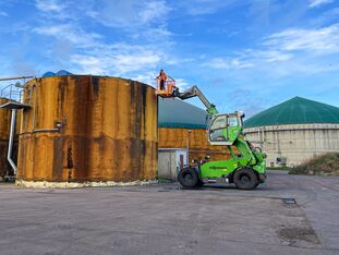 The multifunctional 340 G telehandler performs a wide range of tasks in a biogas plant, e.g. equipped with a man basket for safe maintenance work.