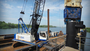 The SENNEBOGEN crawler crane 2200 E at a quay renewal in the Netherlands