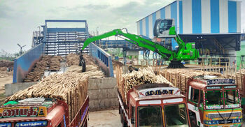 SENNEBOGEN 821 E - timber loading on truck