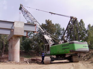 SENNEBOGEN 2200 robust and powerful crawler crane Construction work Bridge construction