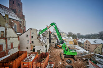 SENNEBOGEN rental park, rent of a SENNEBOGEN 830 multifunctional demolition machine, selective dismantling of buildings 