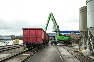 SENNEBOGEN 875 Hybrid, Elektrobagger mit kundenspezifisch gefertigten Schienenportal mit einer Spurbreite von 16 m, Hafenumschlag bei der Birsterminal AG in Basel