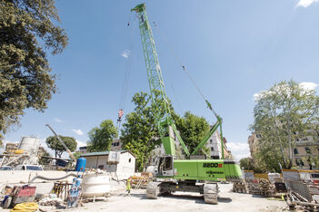 SENNEBOGEN 2200 robust and powerful crawler crane Lifting work