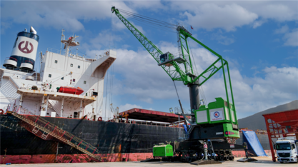 SENNEBOGEN 9300 E mobile harbour crane with electric drive for bulk cargo handling, 90 t load capacity, 41 m jib length 