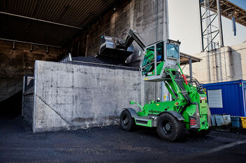 Robust telescopic handler for the waste recycling industry with elevating driver’s cab: the SENNEBOGEN 355 E – an ideal alternative to the wheel loader: Coal handling