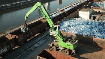 SENNEBOGEN 835 E Umschlagbagger / Umschlagmaschine im Hafen beim Hafenumschlag Schrottumschlag