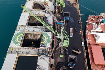SENNEBOGEN 9300 powerful and innovative port crane Loading and unloading