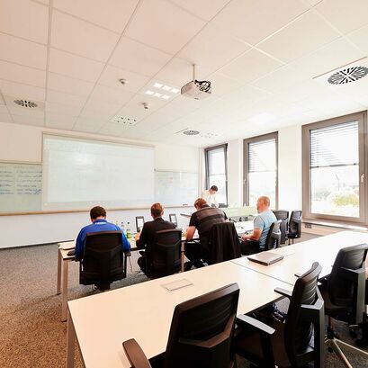 Technical training in the SENNEBOGEN Academy