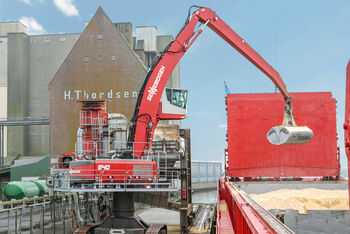 SENNEBOGEN 840 Crawler E-Series handling bulk material in the port of Husum