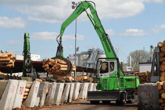 SENNEBOGEN 730 E-Series Pick & Carry Wood Handling Excavator Test application at Pfeifer Group Unterbernbach