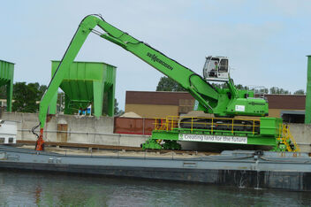 SENNEBOGEN 850 Crawler material handler for port handling Bulk cargo handling Ship loading