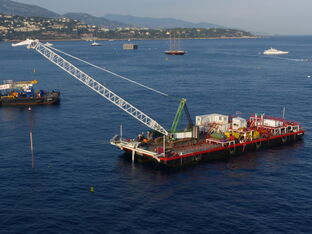 SENNEBOGEN 7700 robust and powerful crawler crane Offshore 