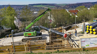 Pipeline construction with 16 t telescopic crane: Expansion of the district heating network, SENNEBOGEN 613