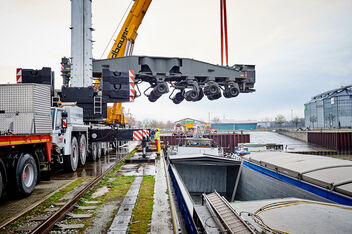 SENNEBOGEN 9300 Port crane