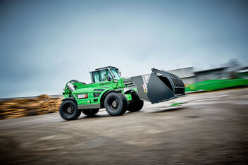 A sturdy telescopic handler for the waste recycling industry with elevating driver’s cab: the SENNEBOGEN 355 E