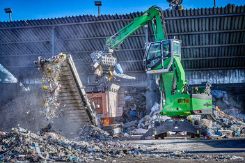 SENNEBOGEN material handler handling machine 817 E feeding shredder sorting grab recycling waste management