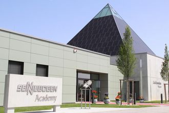 SENNEBOGEN Akademie mit ihrem Erich Sennebogen Museum