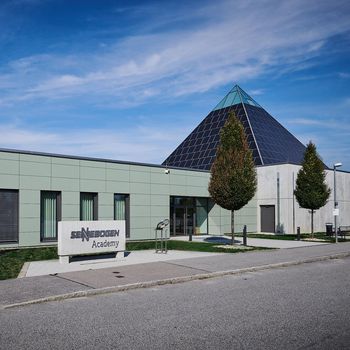 SENNEBOGEN Akademie mit ihrem Erich Sennebogen Museum