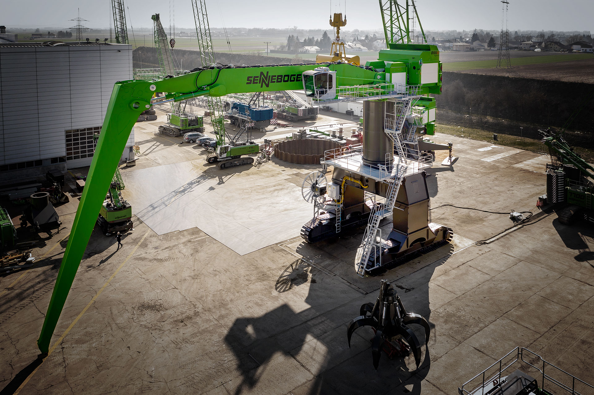World's largest material handler for port handling: 420 t SENNEBOGEN 895 E Hybrid material handler crawler gantry pylon