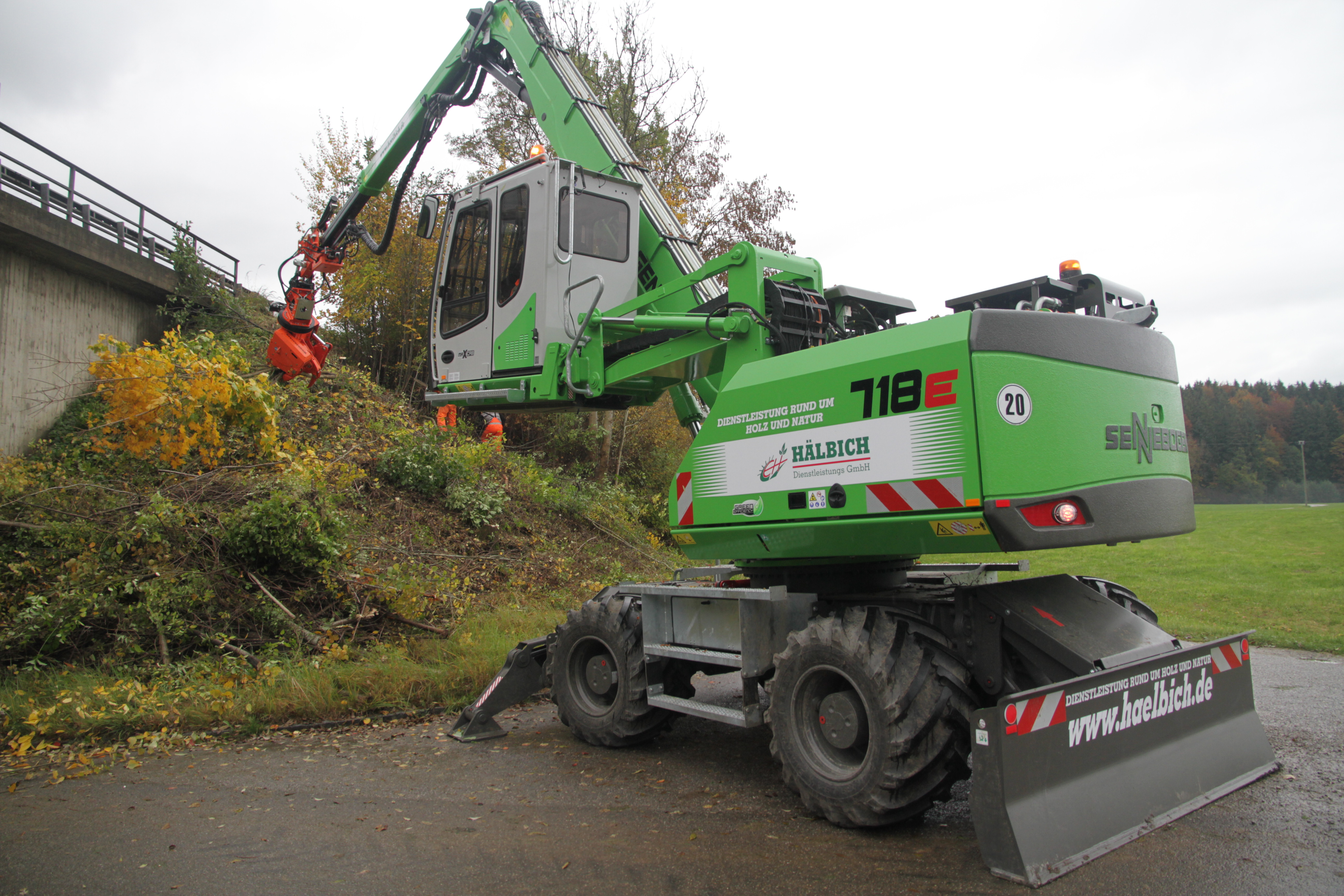 Working along the Autobahn: SENNEBOGEN 718 for embankment