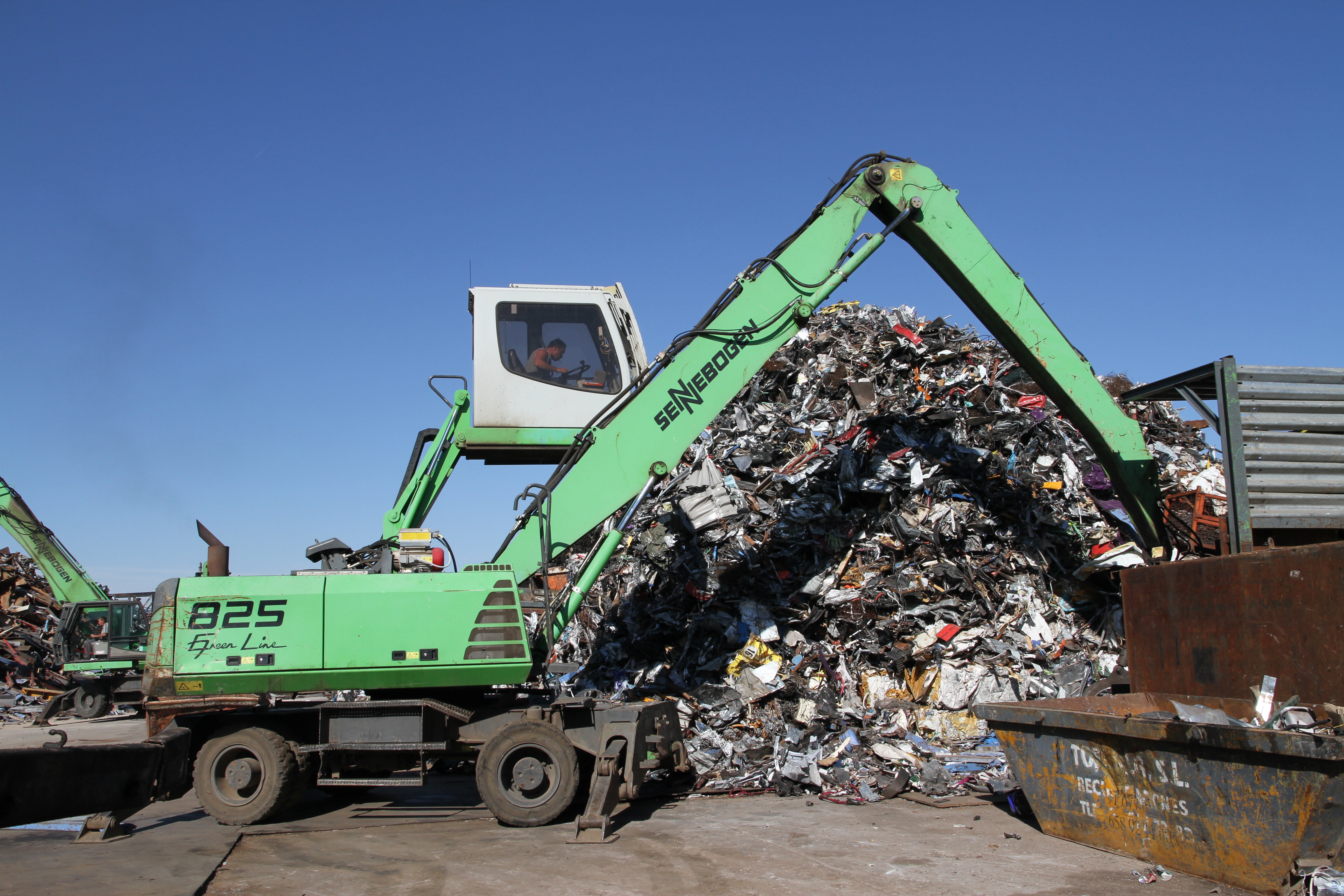 Metal recycling. Синебоген 825. Погрузчик металлолома. Перегружатель металлолома. Погрузчик металлолома Зеннебоген.