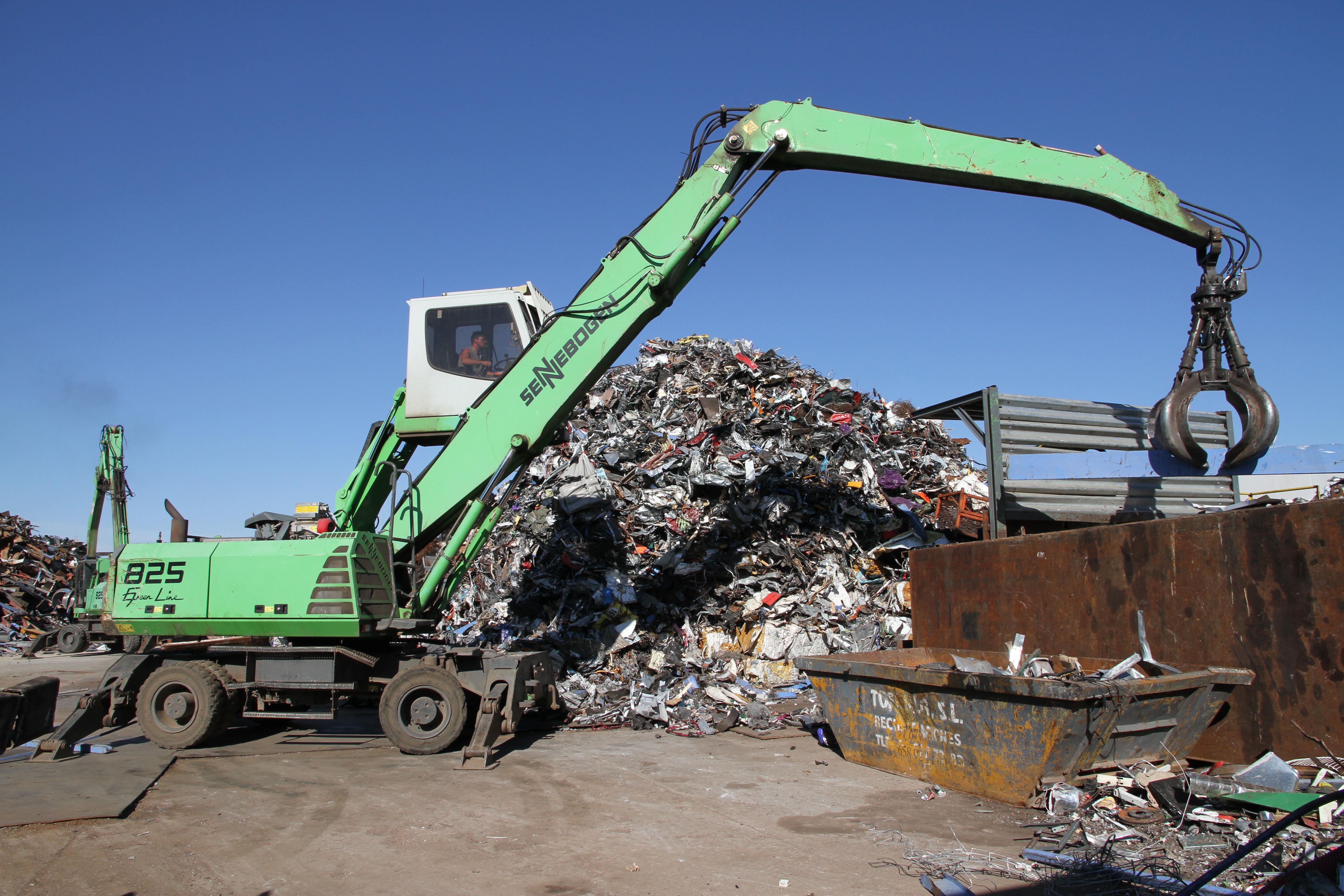 Metal recycling. Синебоген 825. Перегружатель колесный Sennebogen 825m ru. Перегружатель металлолома. Sennebogen переработка.