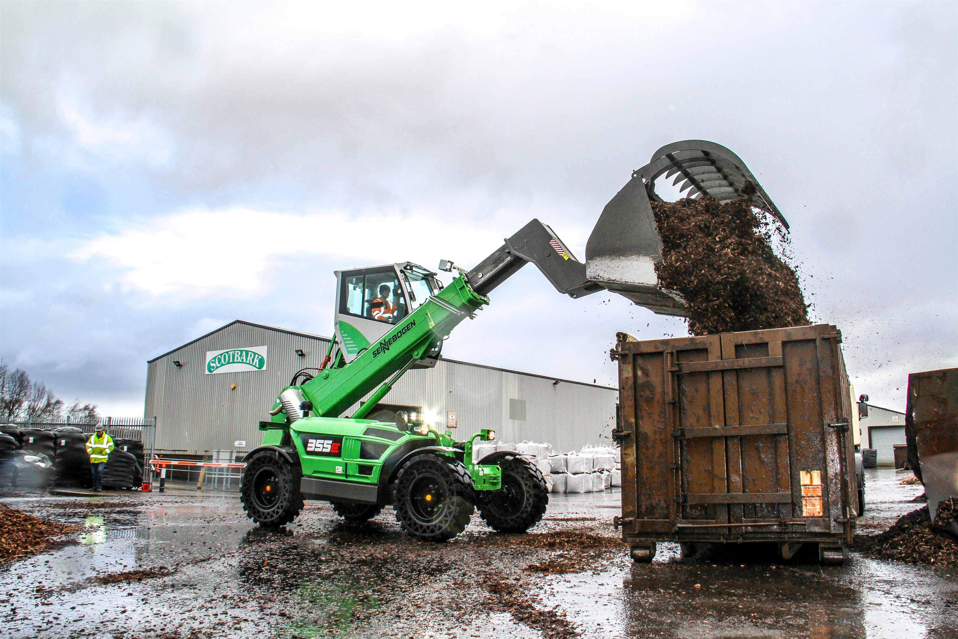 Allrounder For Scotbark Sennebogen 355 E Telescopic Handler In Great Britain Sennebogen Maschinenfabrik Gmbh