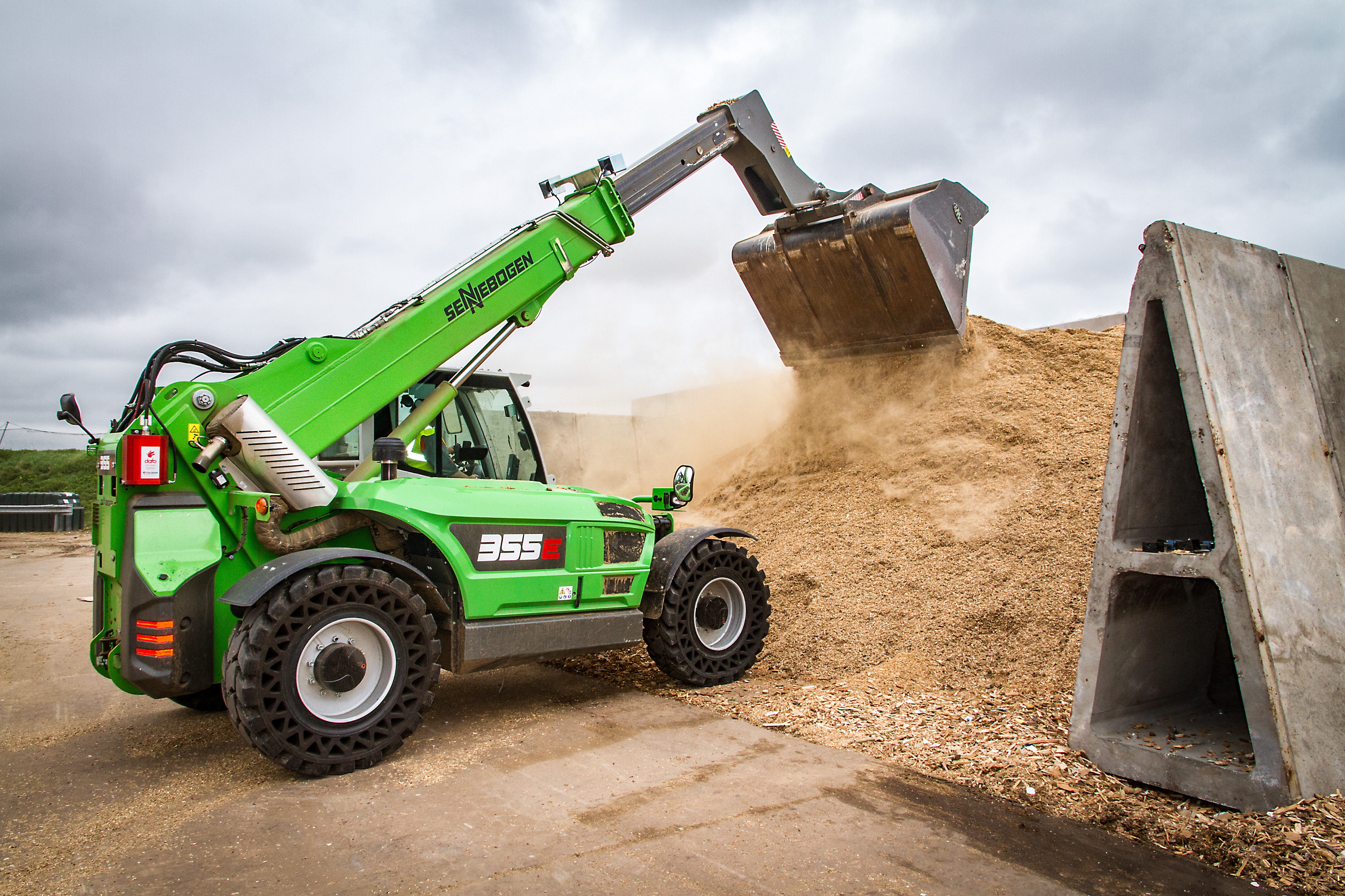 SENNEBOGEN machines work as a team 355 telehandler and 818 E