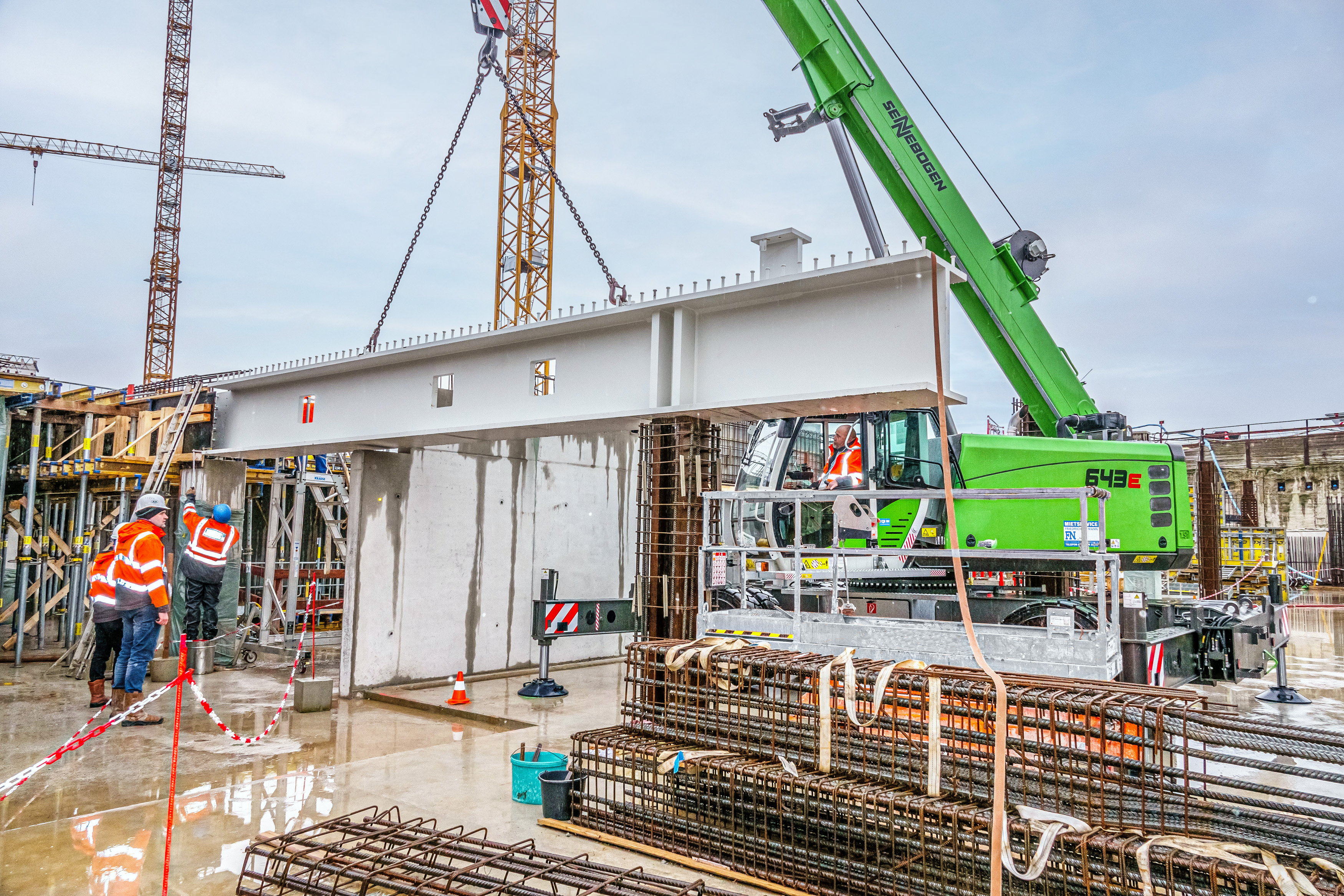 定番人気！ 40 t mobile telescopic crane in Hamburg's HafenCity | SENNEBOGEN ドレッサー