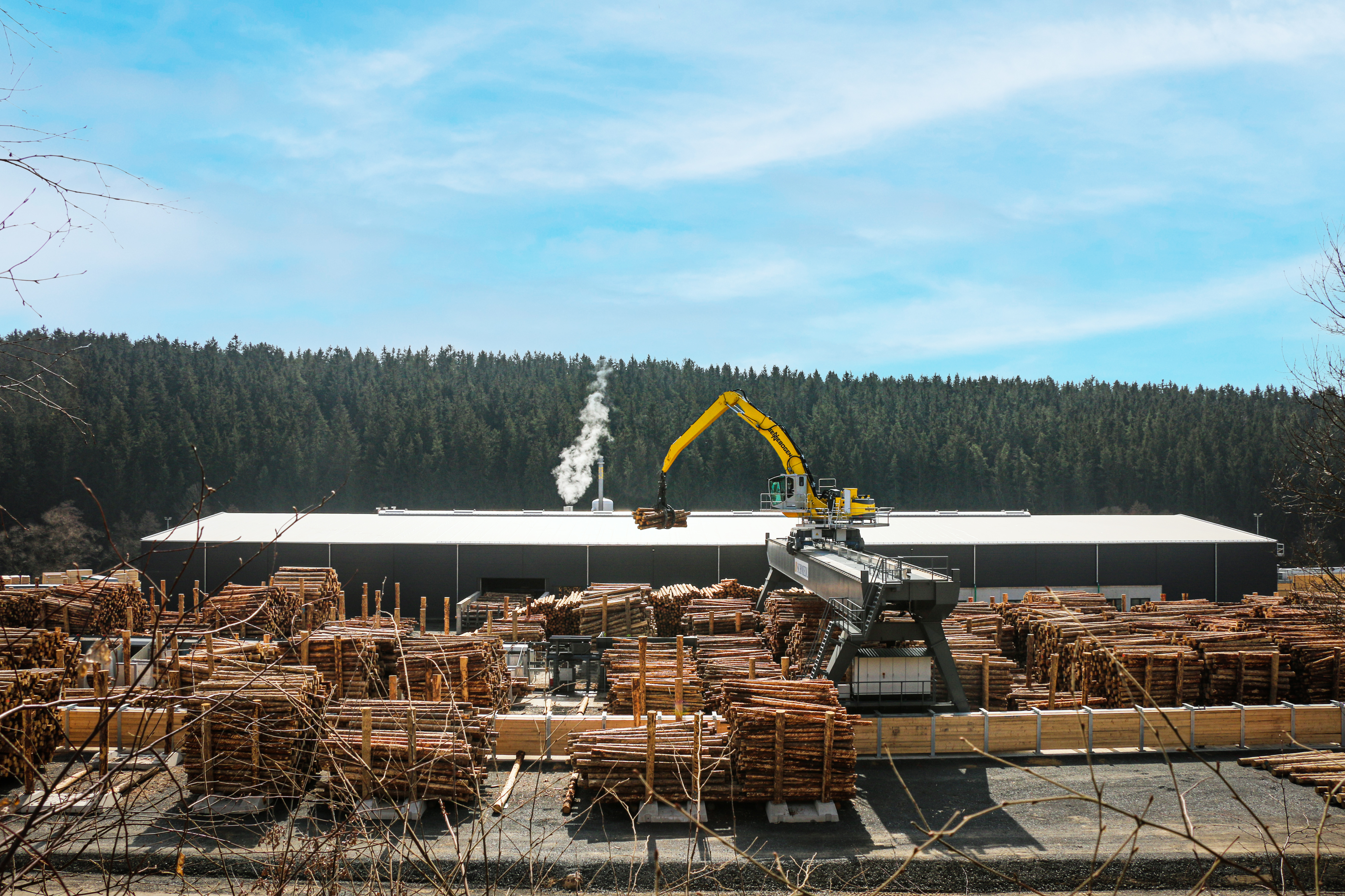 Use in timber mill: electric material handler loads logs | SENNEBOGEN