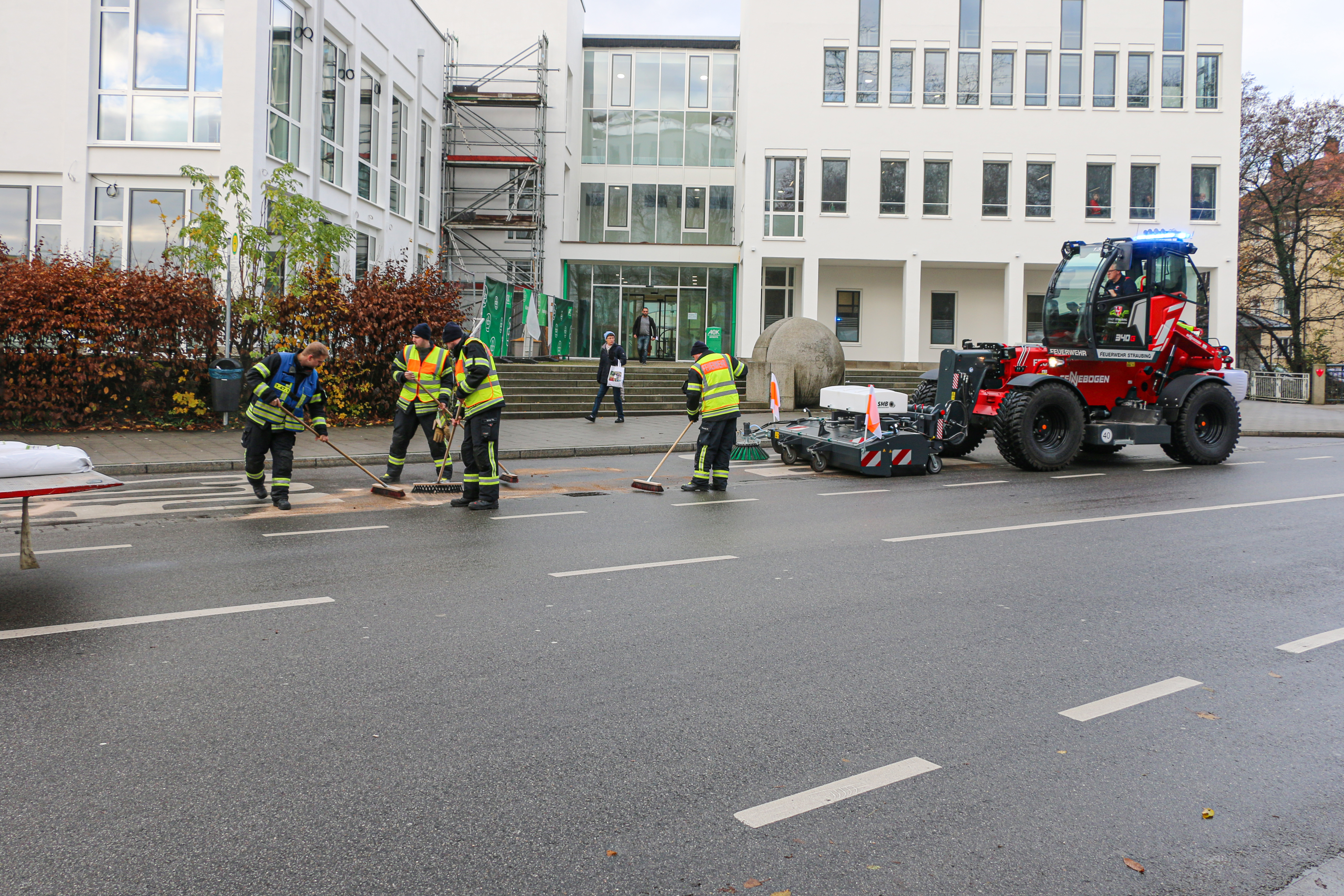 Telehandler Fireground Activities How to clean an oil spill: Telehandler supports fire brigade