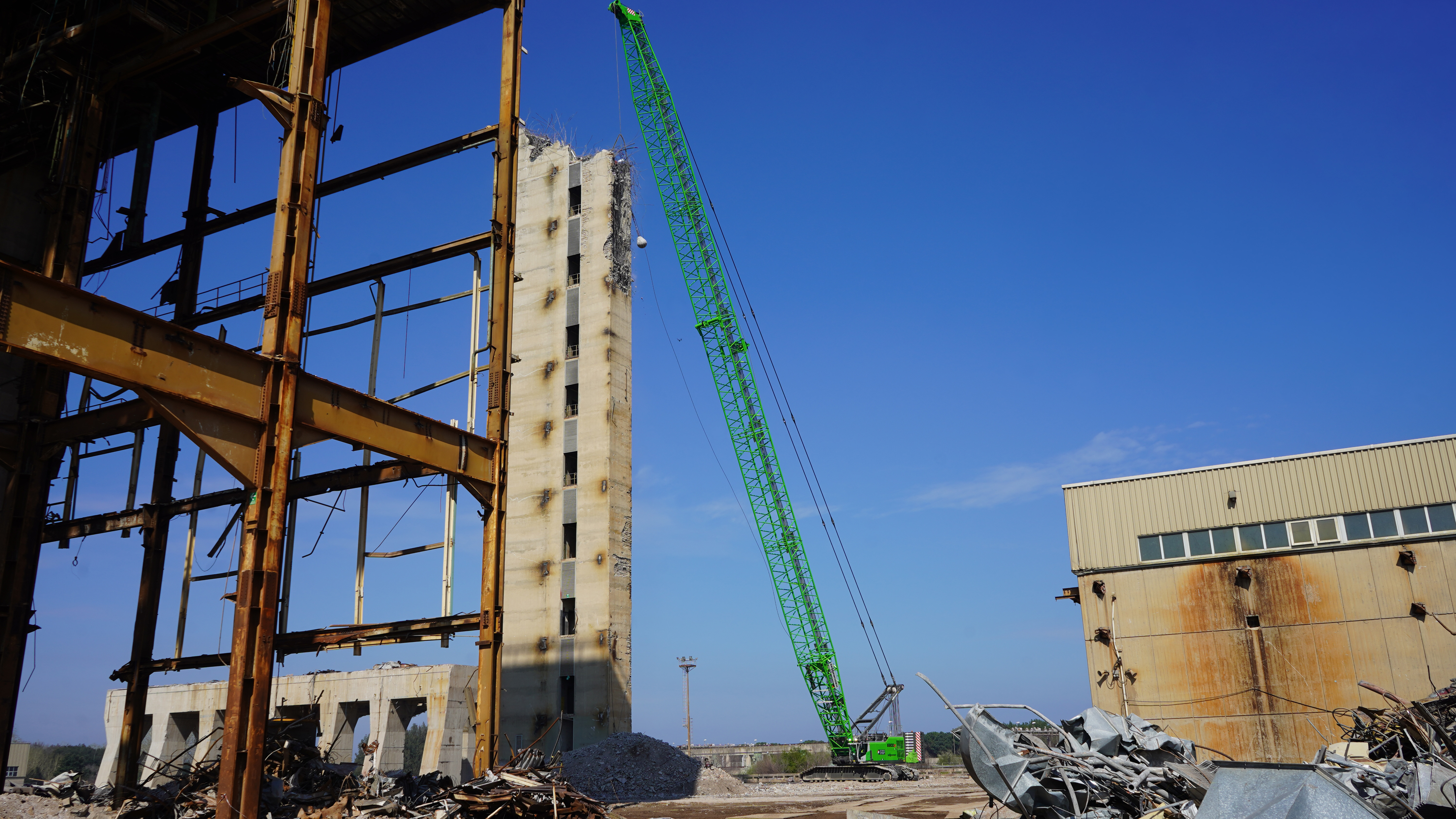 World's largest demolition duty cycle crane: wrecking ball at 75 m, image size:6000x3376