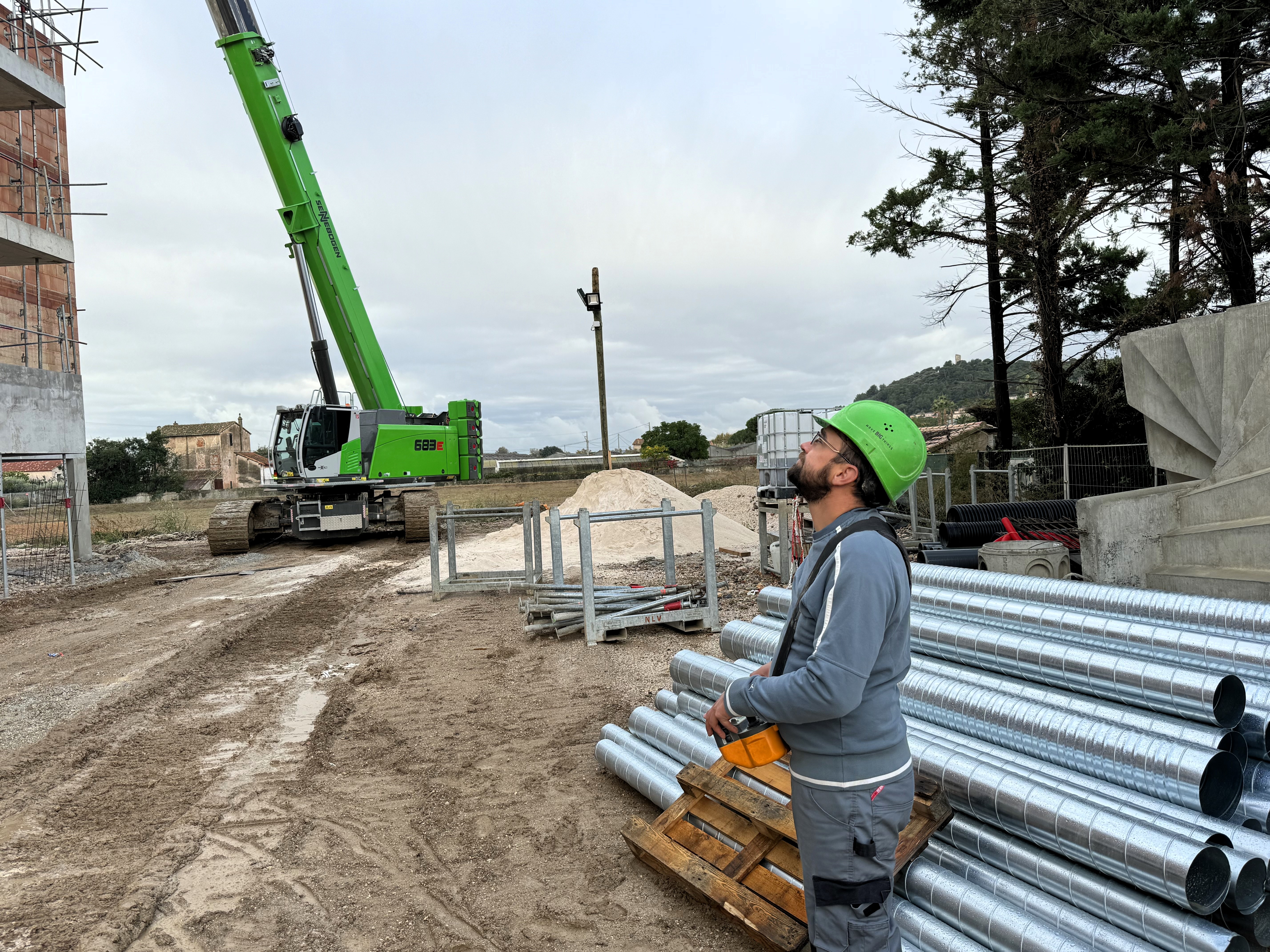 Shell construction: fully radio-controlled construction site