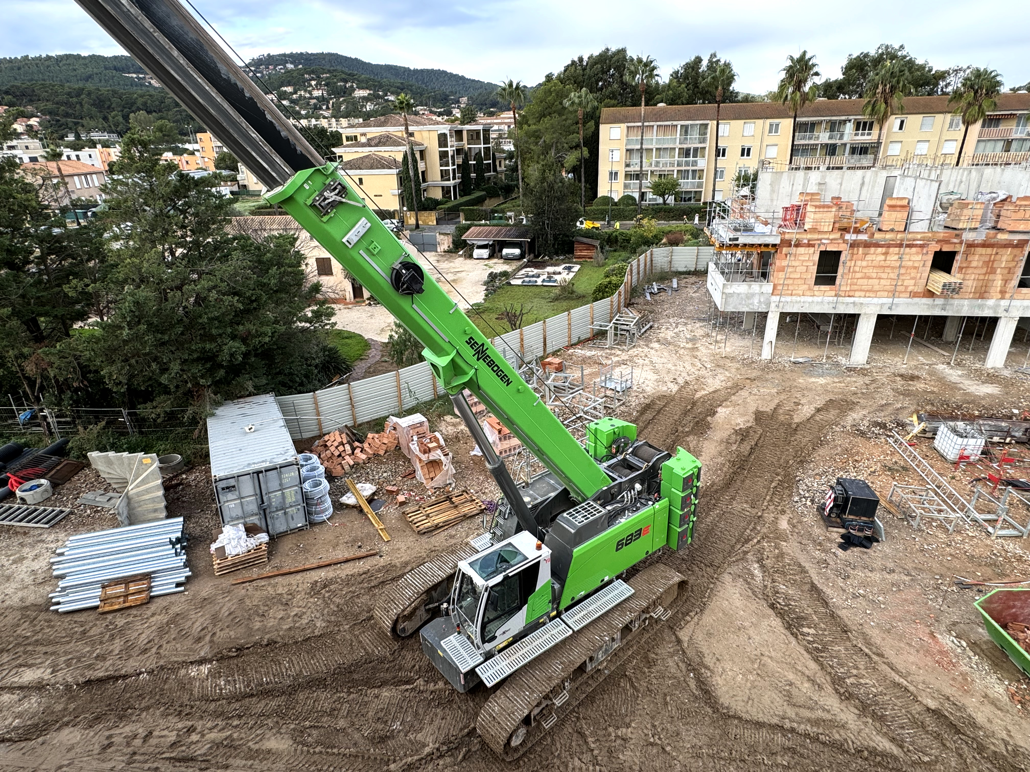 Shell construction: fully radio-controlled construction site