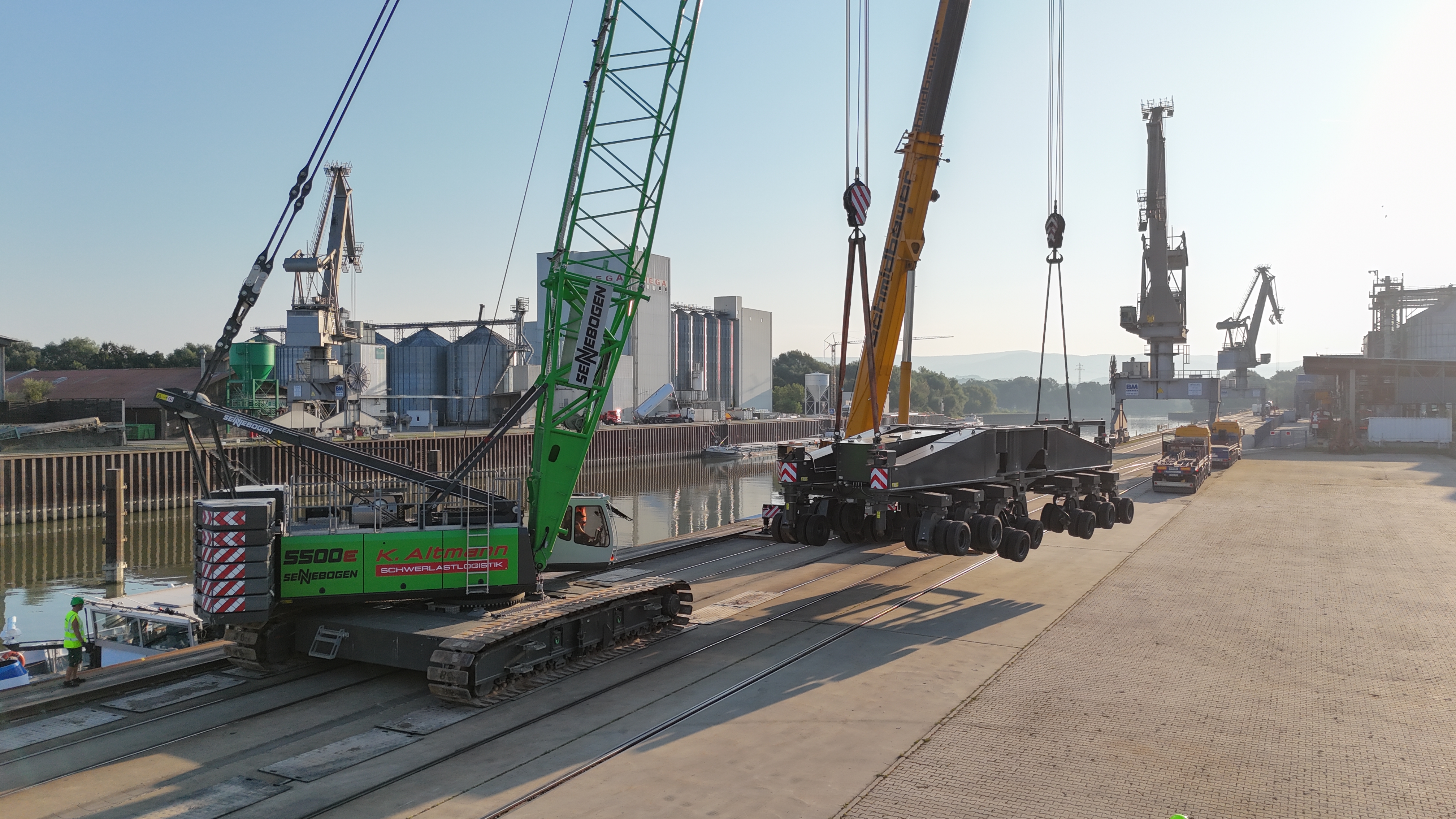 Tandem lift with 180 tonne crawler crane
