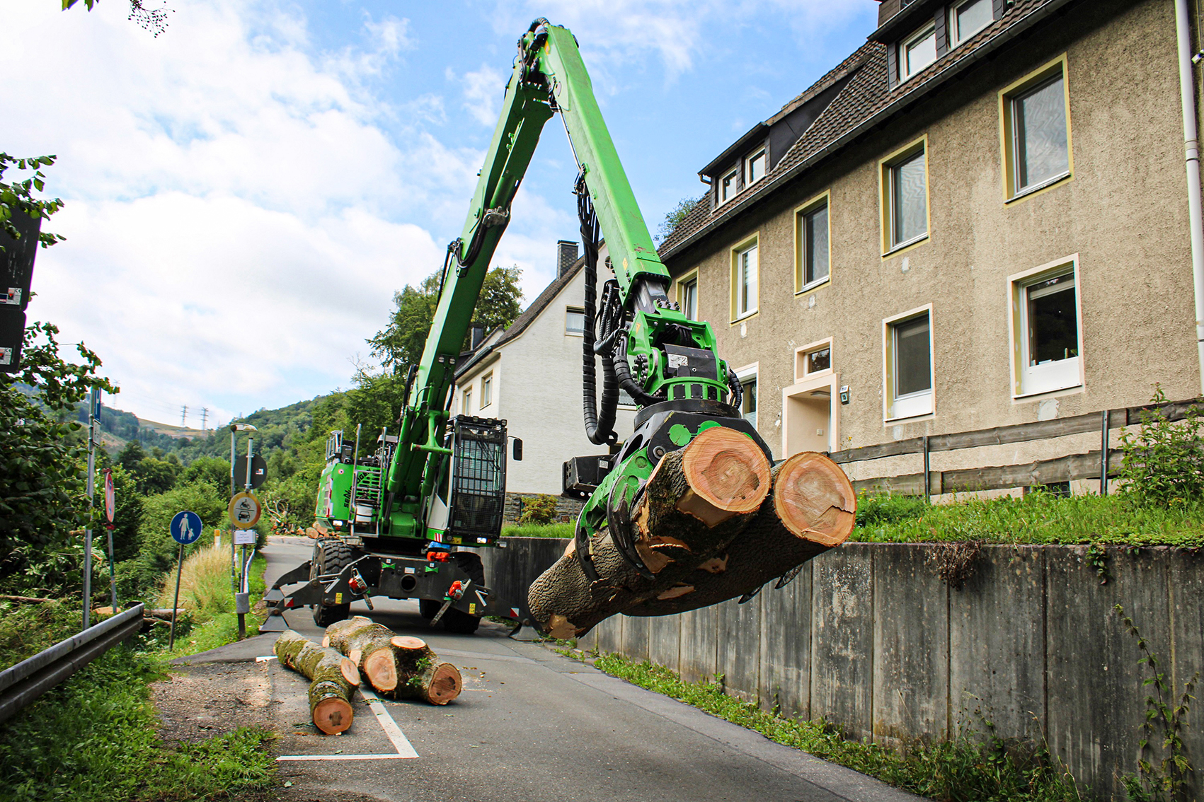 Tree work on steep slopes with SENNEBOGEN 728 E