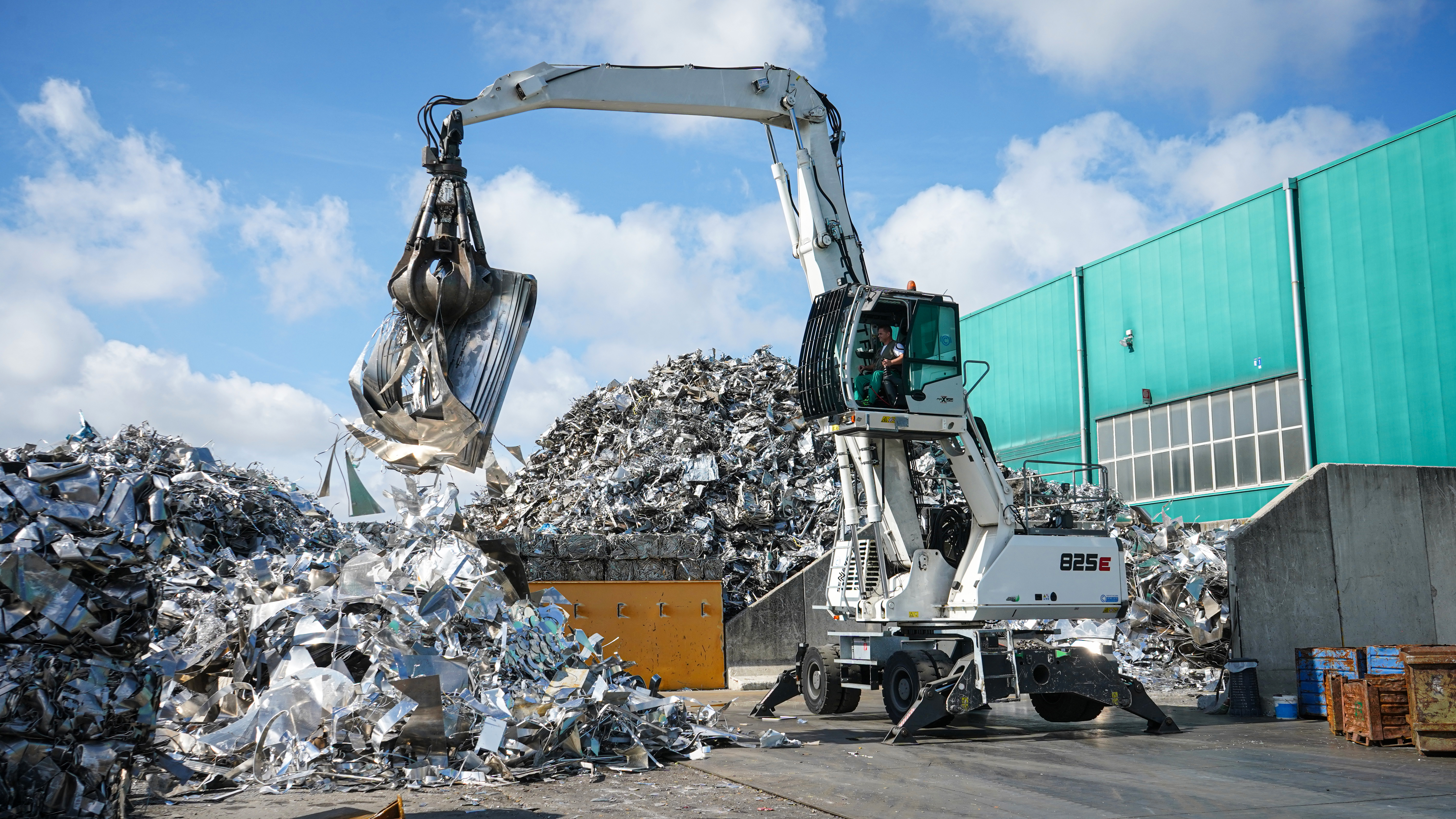 Scrap File V Sorting and loading of scrap metal