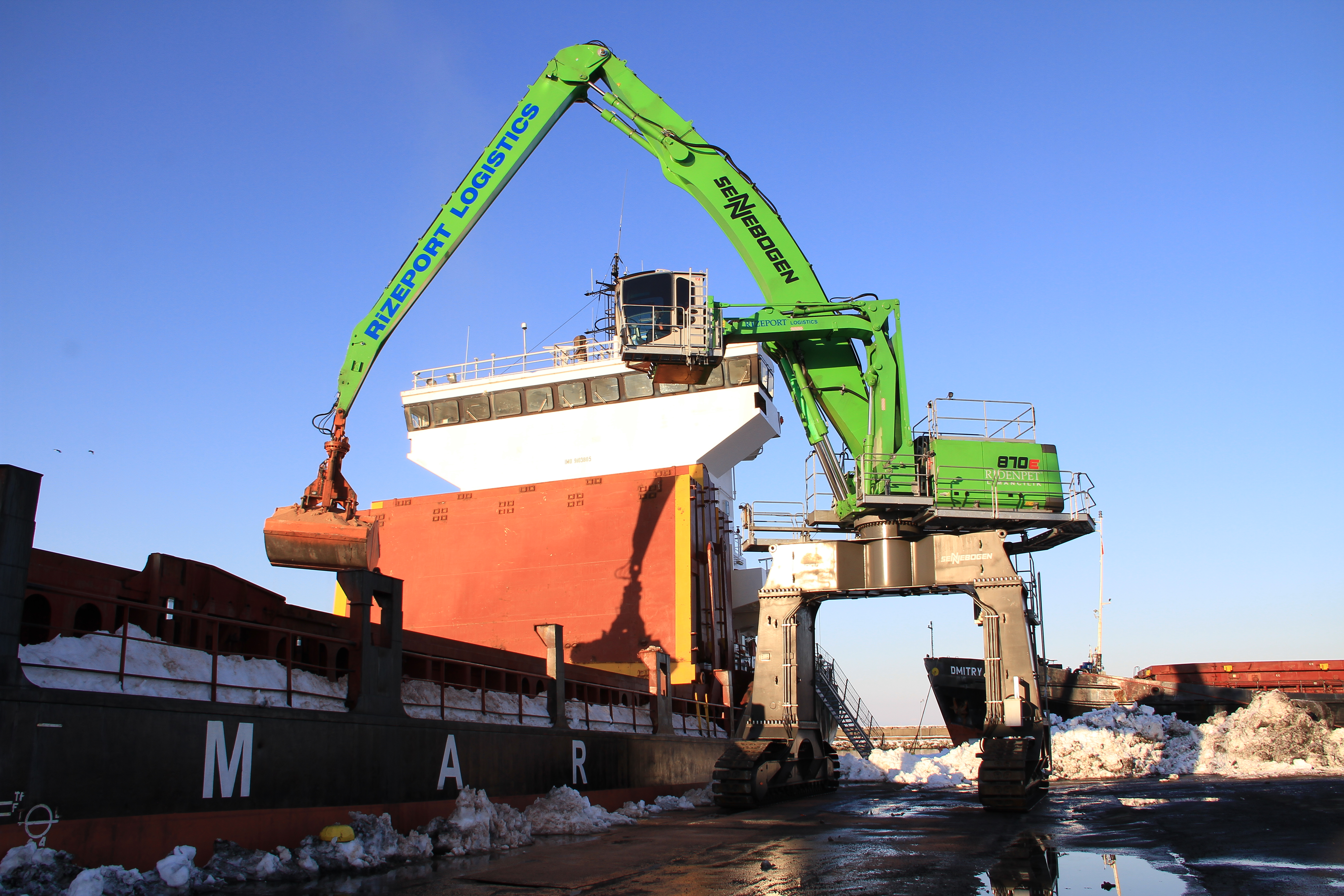 SENNEBOGEN 870 E-series: Port handling with Green Hybrid
