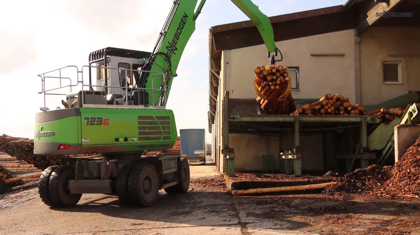 Holzumschlagmaschine / Holzumschlagbagger für's Sägewerk SENNEBOGEN 723 E