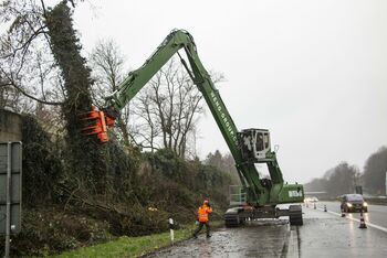 material handler SENNEBOGEN 830 demolition, tree felling machine, care of trees and greenery along traffic routes