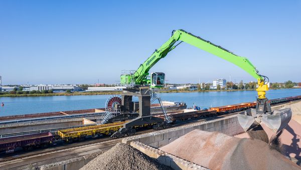 SENNEBOGEN 870 E-Krananlage durch Umschlagbagger ersetzt