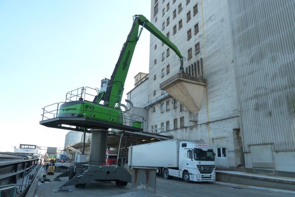 SENNEBOGEN 840 Mobil Spezial Mobilunterwagen Umschlagmaschine Umschlagbagger Hafenumschlag
