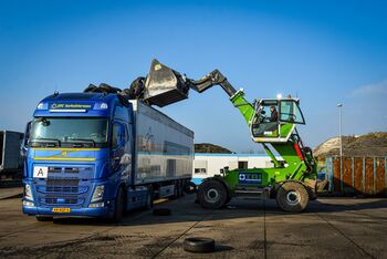 SENNEBOGEN 355 E, telehandler from SENNEBOGEN instead of wheel loader, loading the tires and feeding the shredder, Netherlands